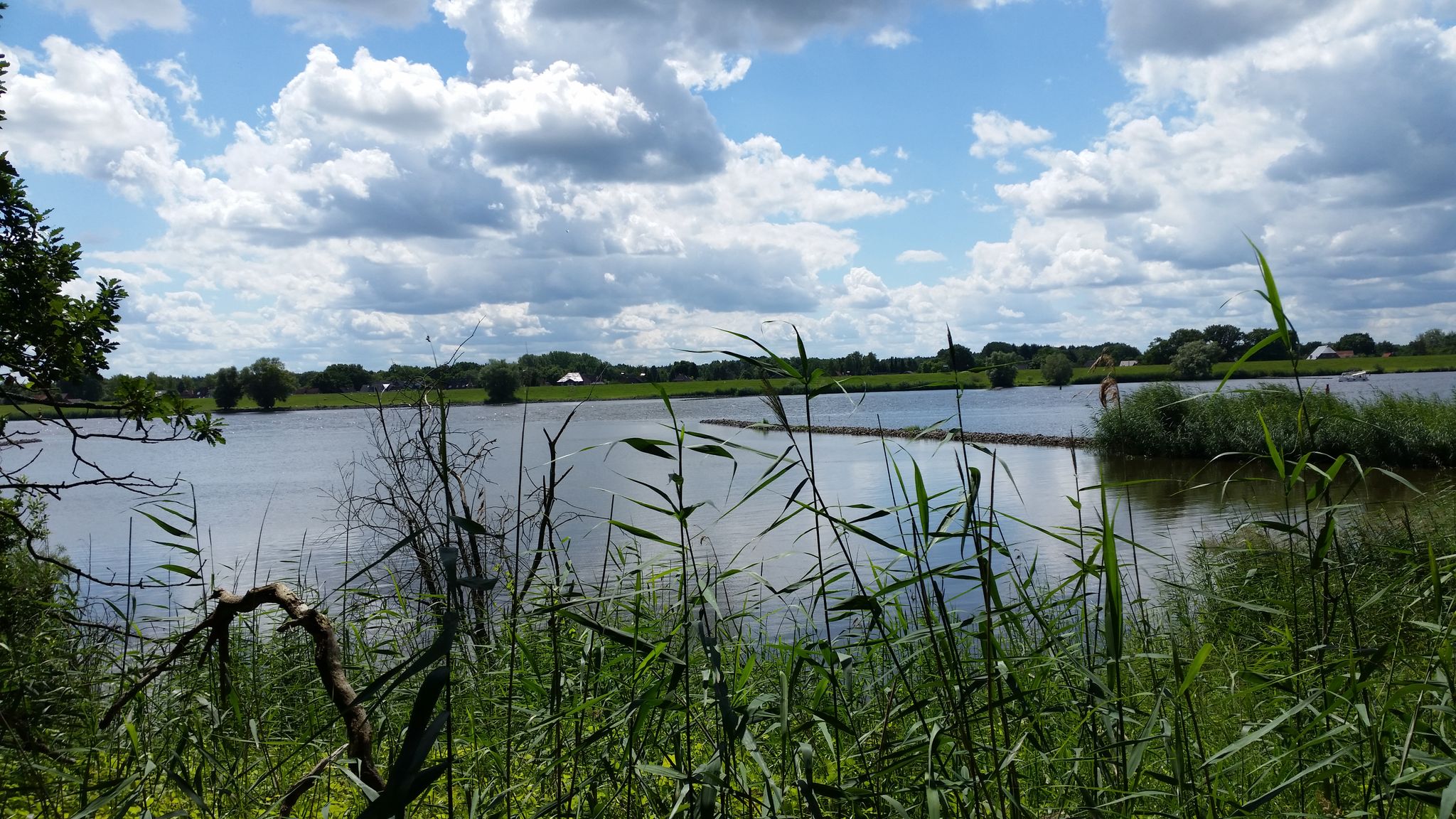Schöne Aussicht direkt am Wasser ...