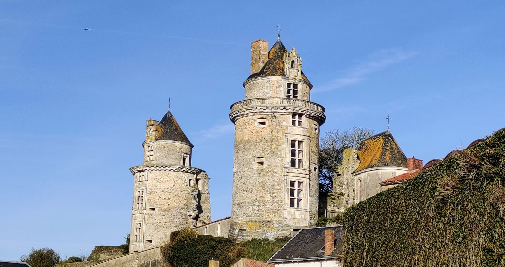 Le château d'Apremont vu de la rive