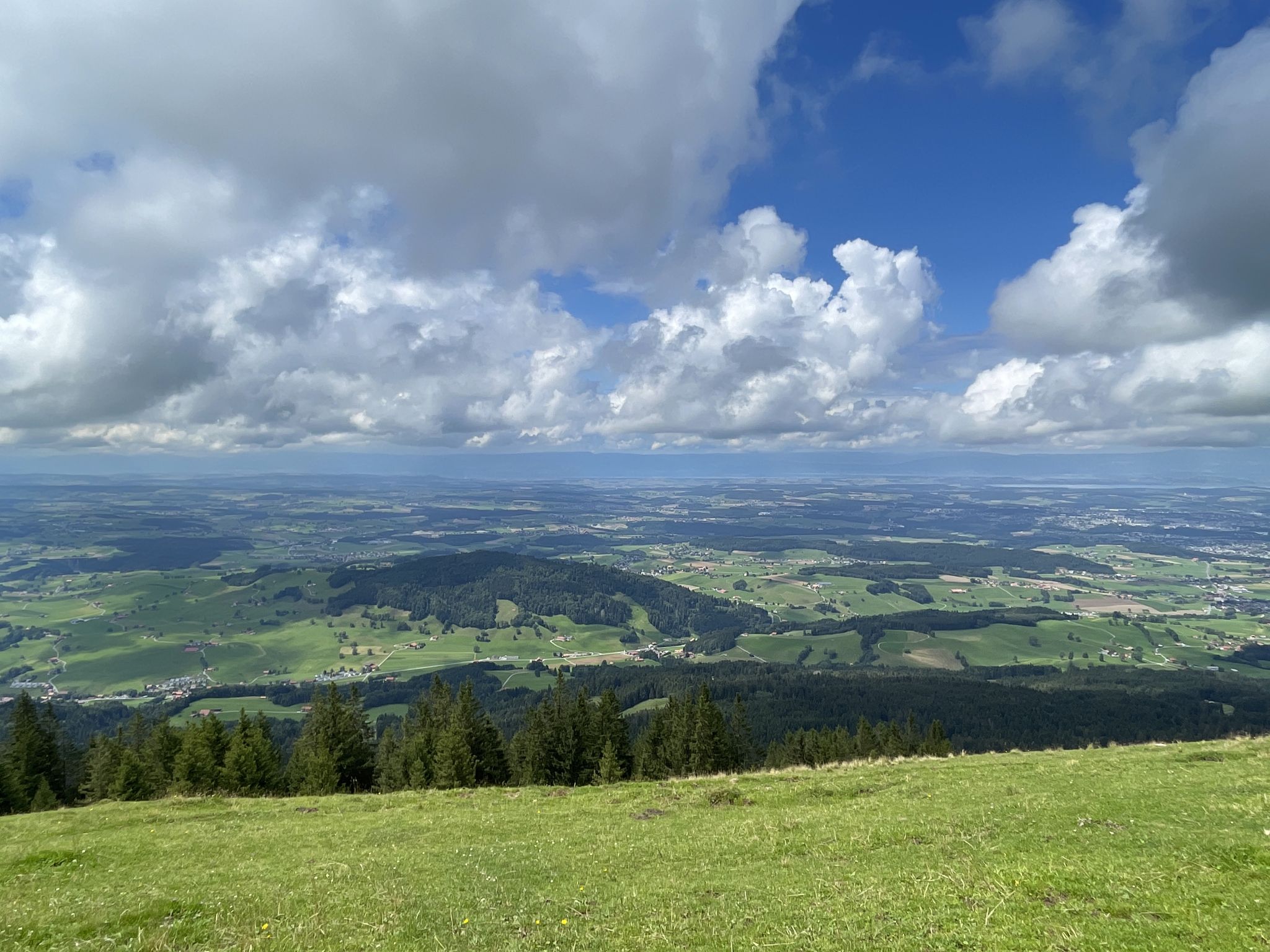 Blick zu den Jura Anhöhen