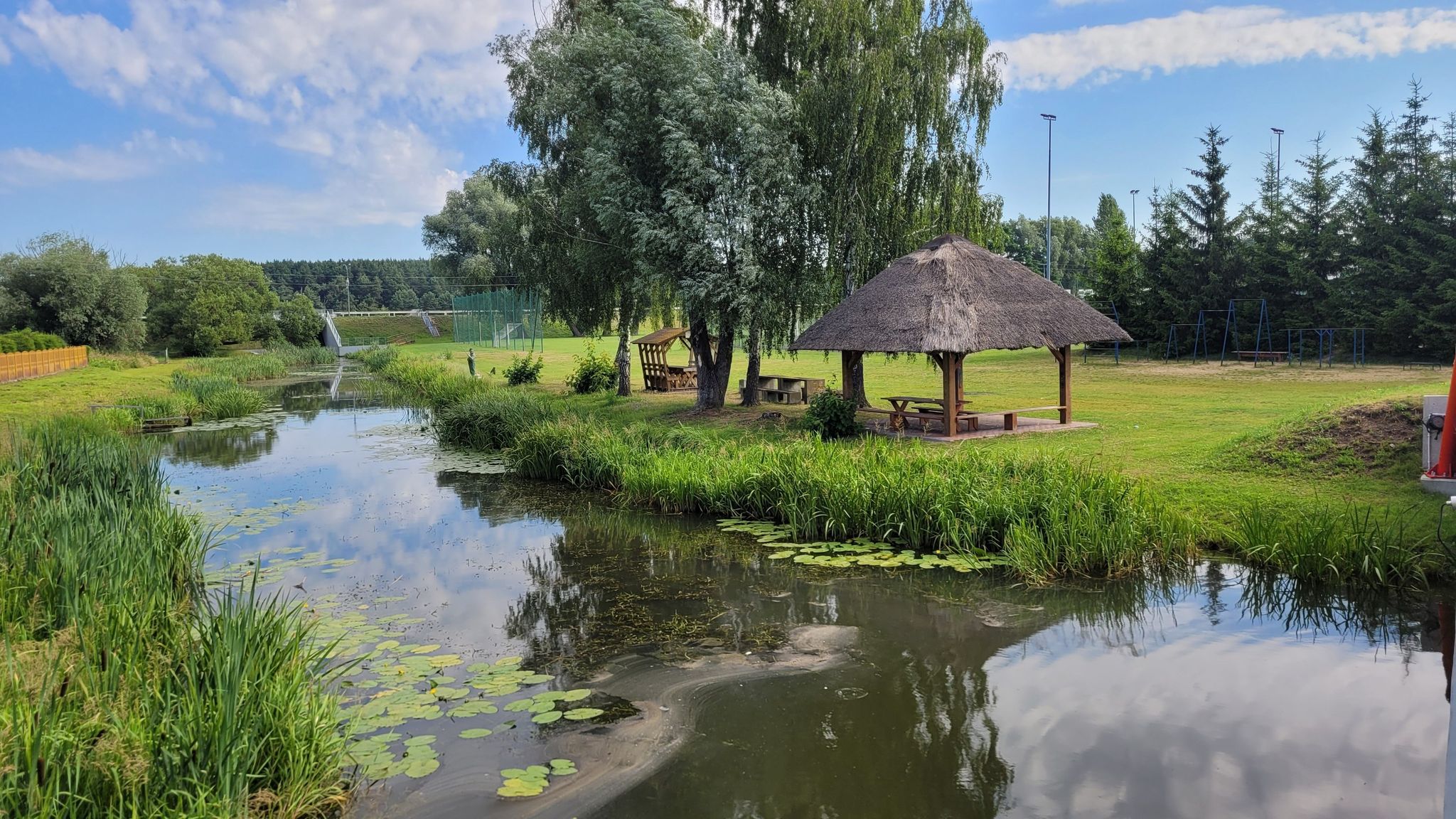 Zalew obudowany na bogato, infrastrukturą turystyczną/rekreacyjną, w tym wydzieloną ścieżką rowerową dookoła.