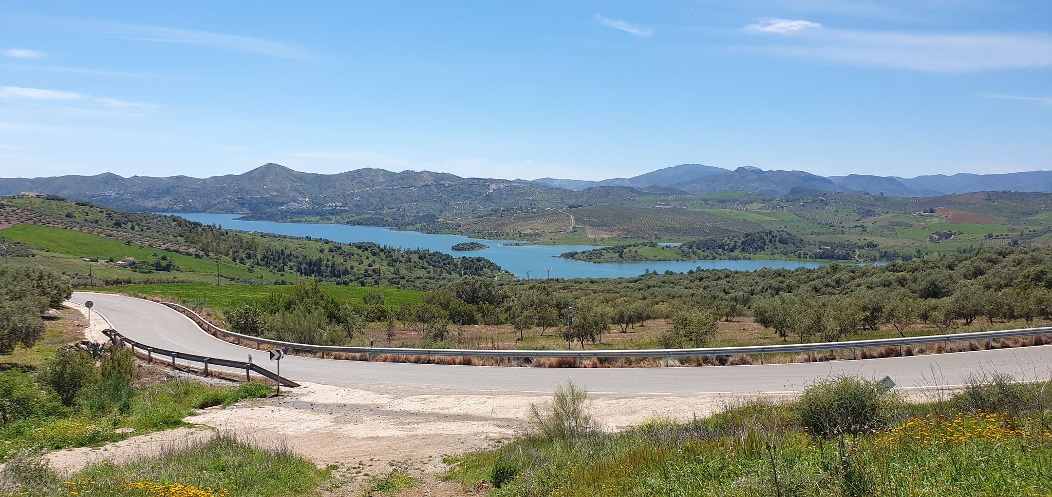 Blick auf den Viñuela-Stausee - größter Wasserspeicher der Provinz Málaga.