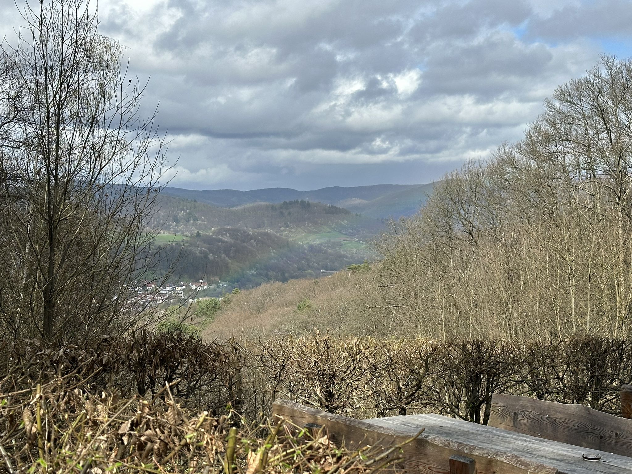Blick von der Kletterer-Hütte auf Annweiler mit Regenbogen