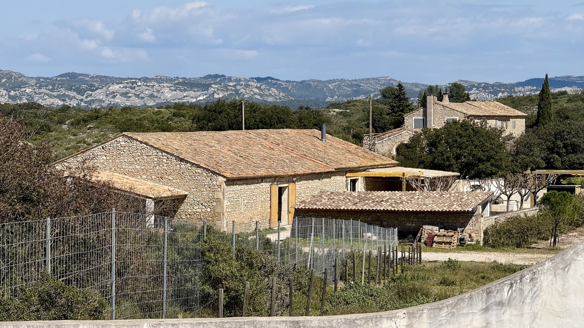Ein Gutshof (Mas), im Hintergrund die Alpilles Kette