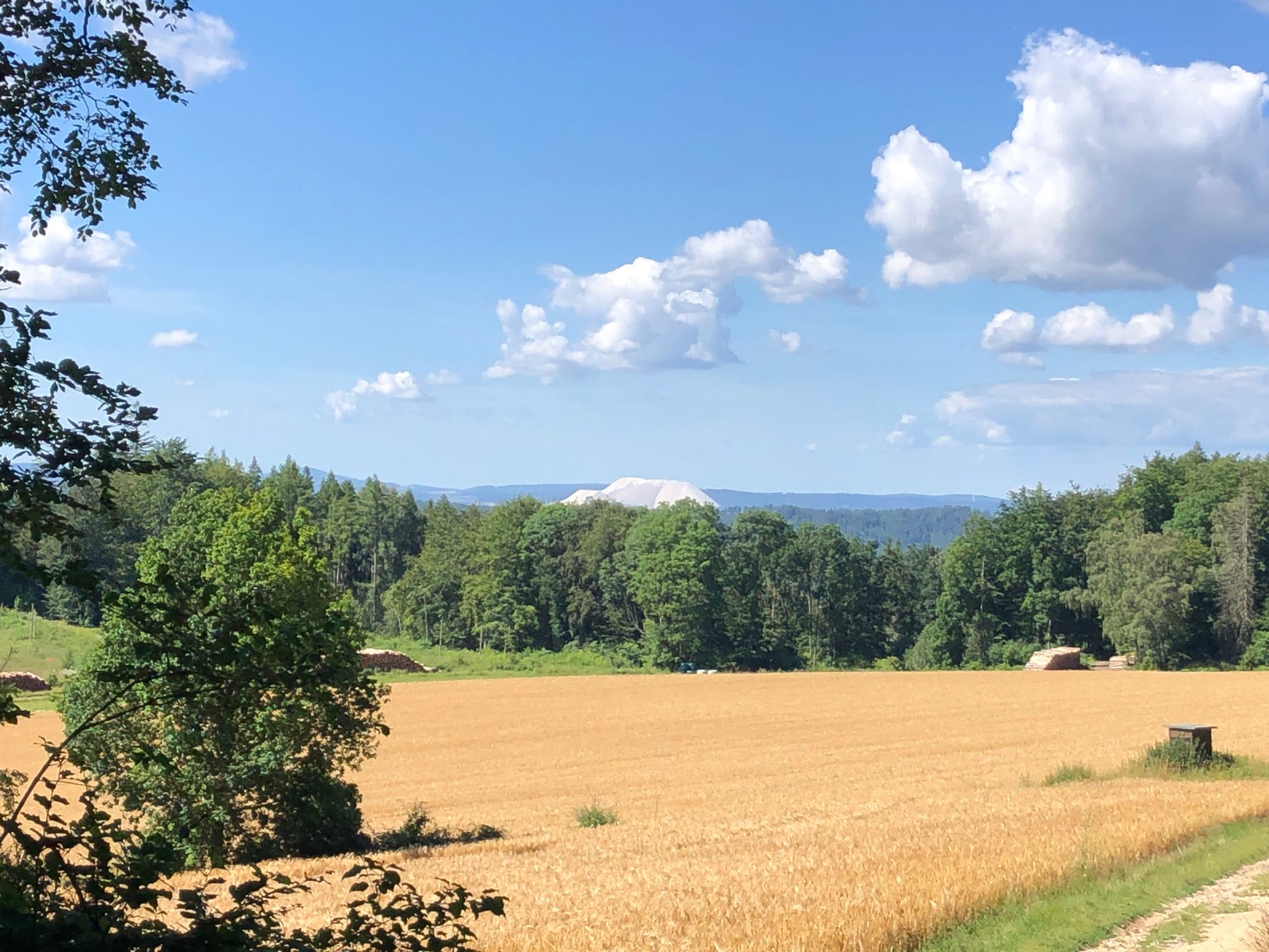 Im Hintergrund der Monte Kali bei Heringen