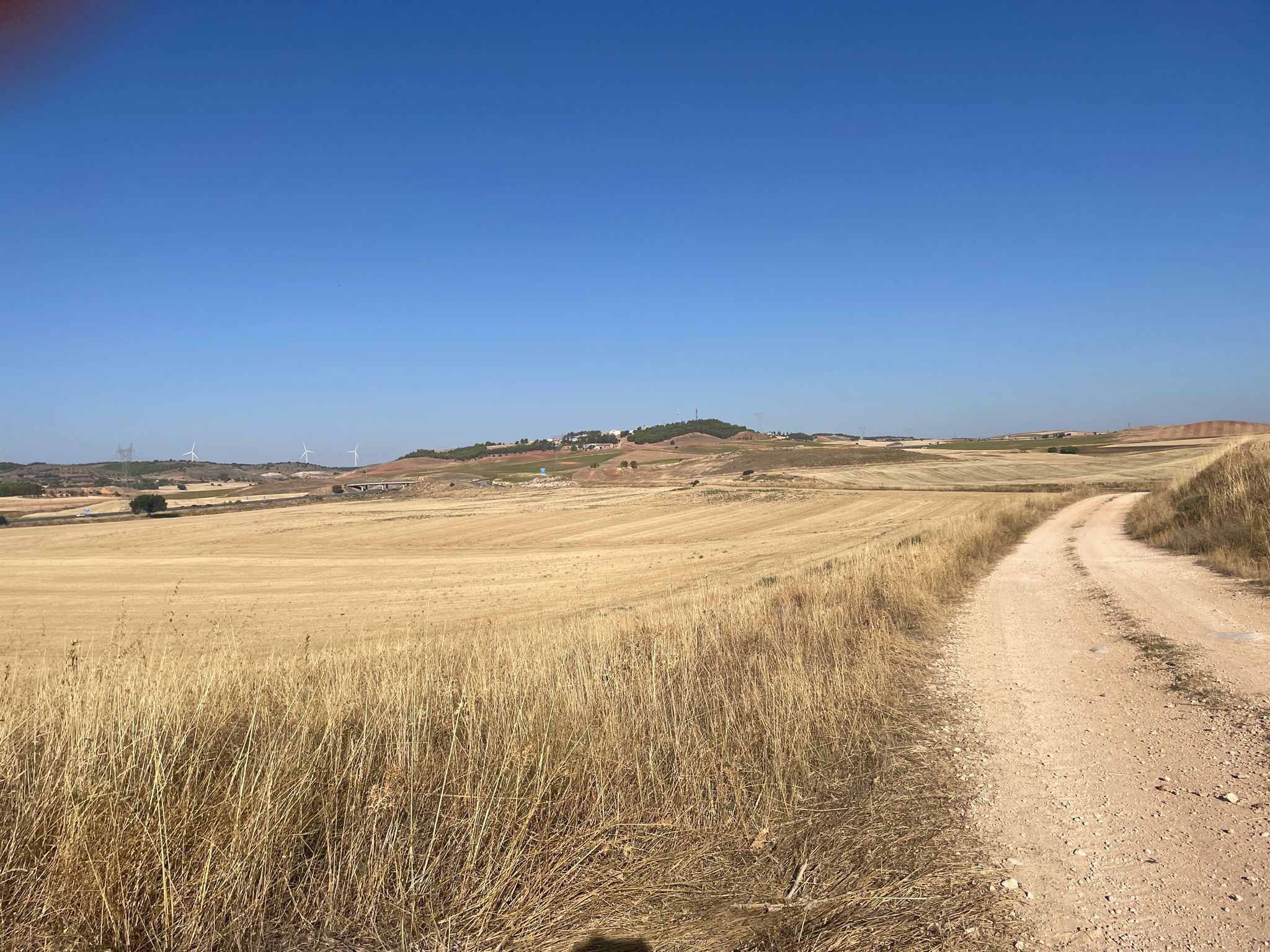 Al fondo el Castillo de Garcimuñoz y el puente sobre la A3 que cruzaremos