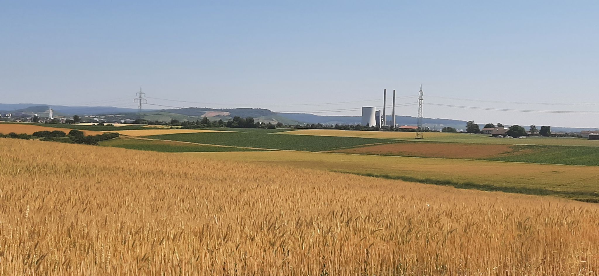 Das Kraftwerk Heilbronn und dahinter die Sulmer Bergebene