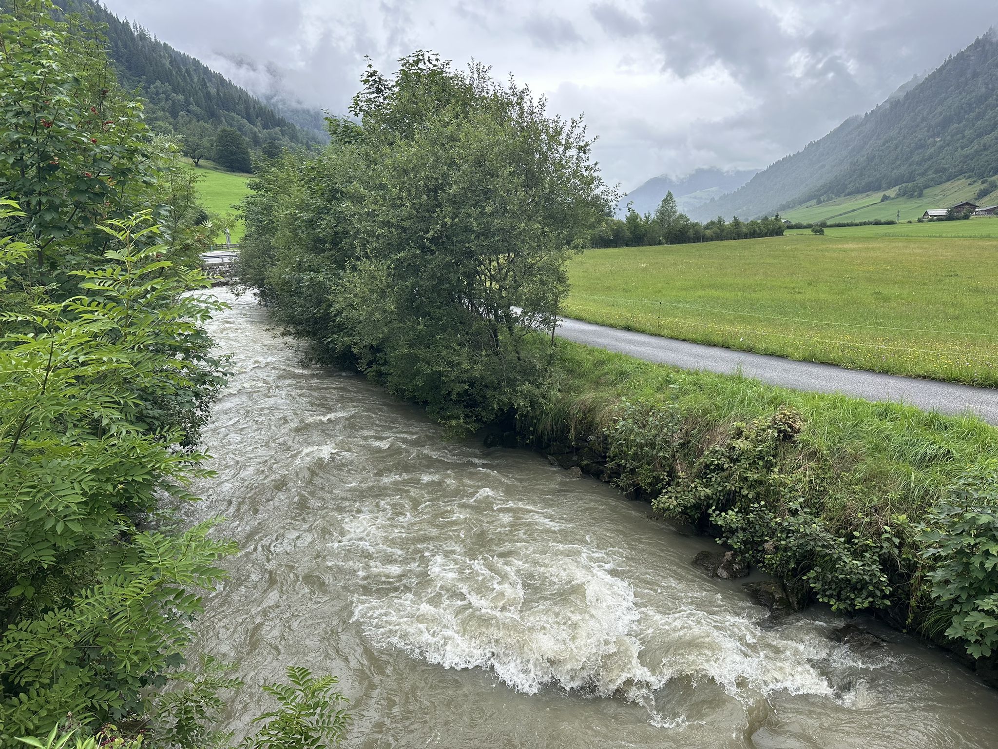 Das aufklarende Wetter vergrößert den Frust unter den vielen weit angereisten Hobbyathletenüber das abgesagte Rennen