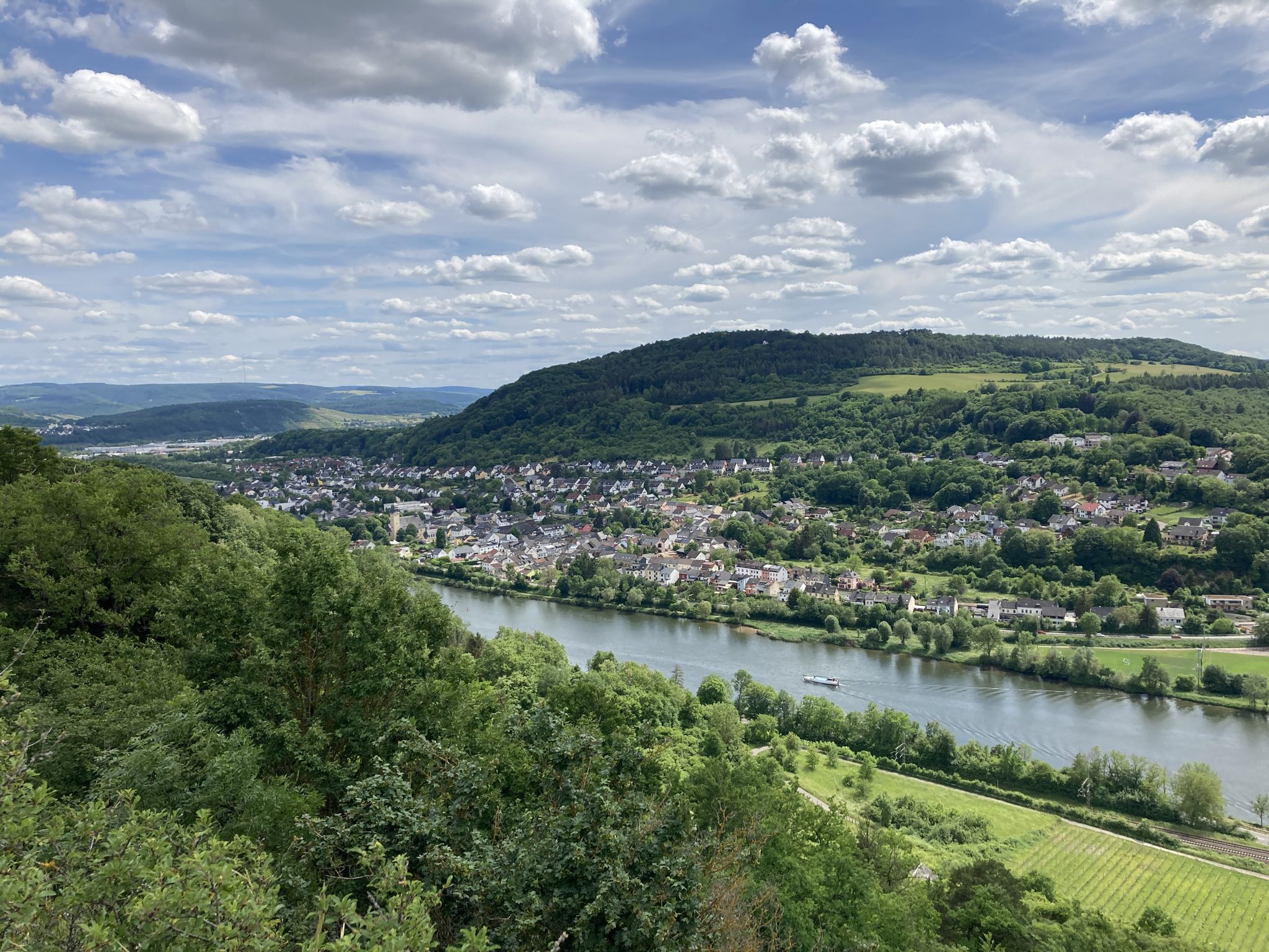 ...und immer wieder eine wunderschöne Aussicht aufs Moseltal.