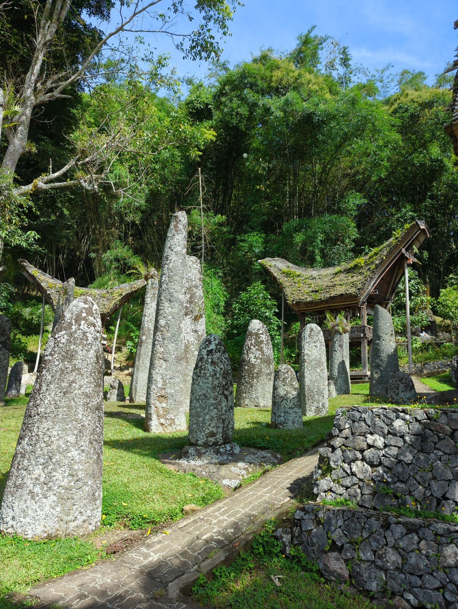 Nori = menhirs. chaque.pierre est la tombe d'un noble