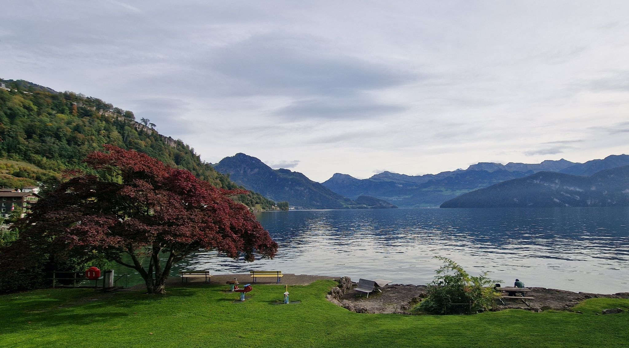 Schöner Platz am Wasser mit LIegebänke