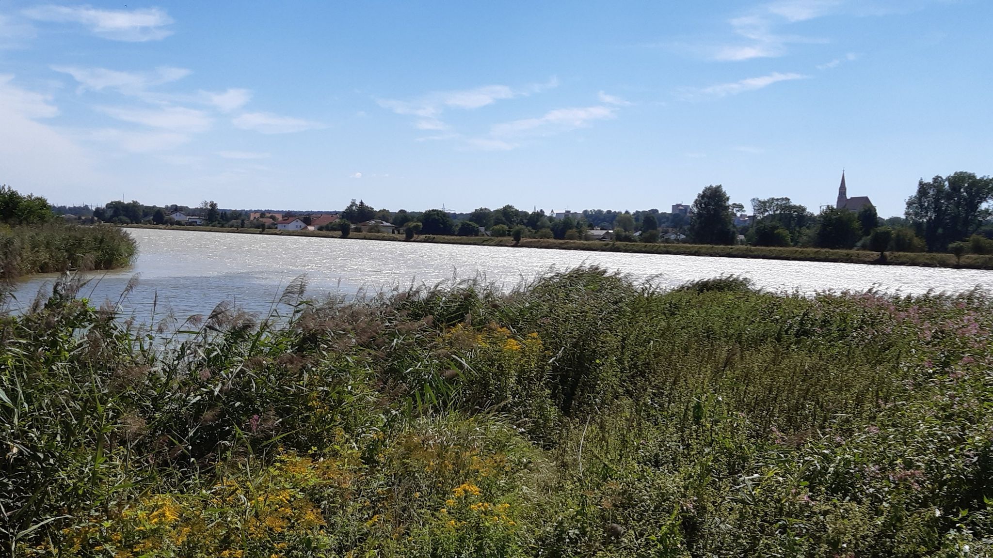 Mündung Isen in den Inn  .Im Hintergrund Neuötting