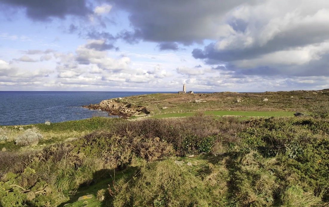 Au loin le cap Lévi