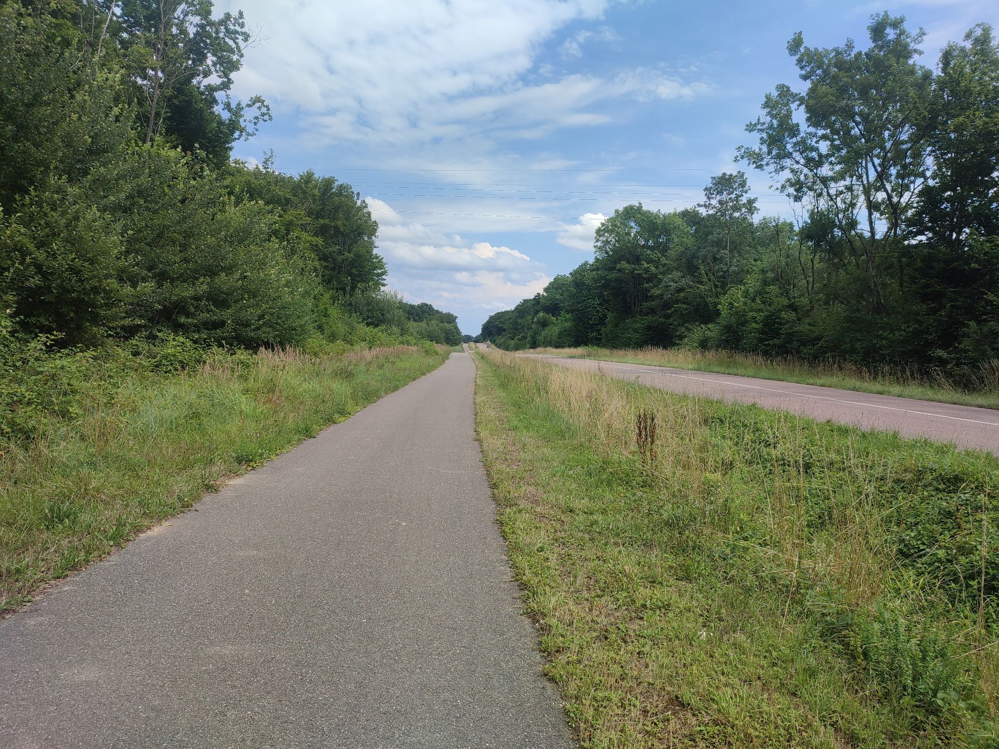schoner straßenbegleitender Radweg