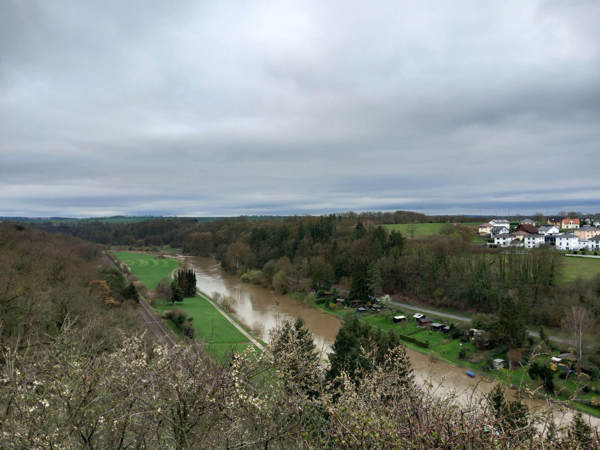 Blick vom Wehrley lahnaufwärts