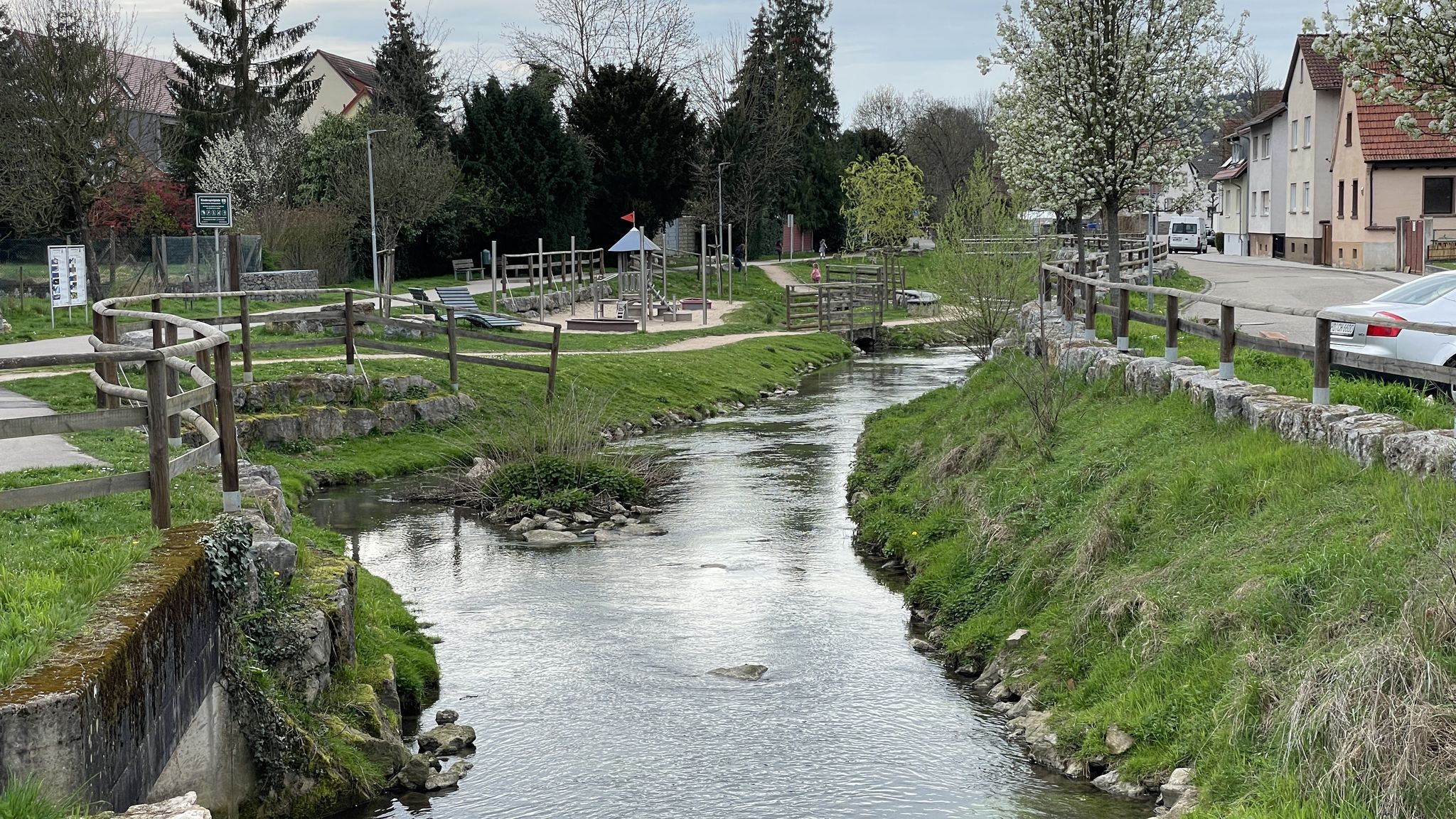 der renaturierte Angelbach in Mühlhausen ist eine Augenweide
