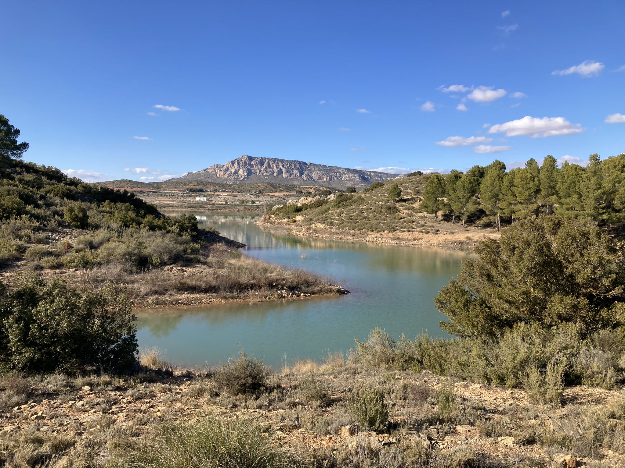Pantano (embalse) de Almansa y vistas al Mugrón