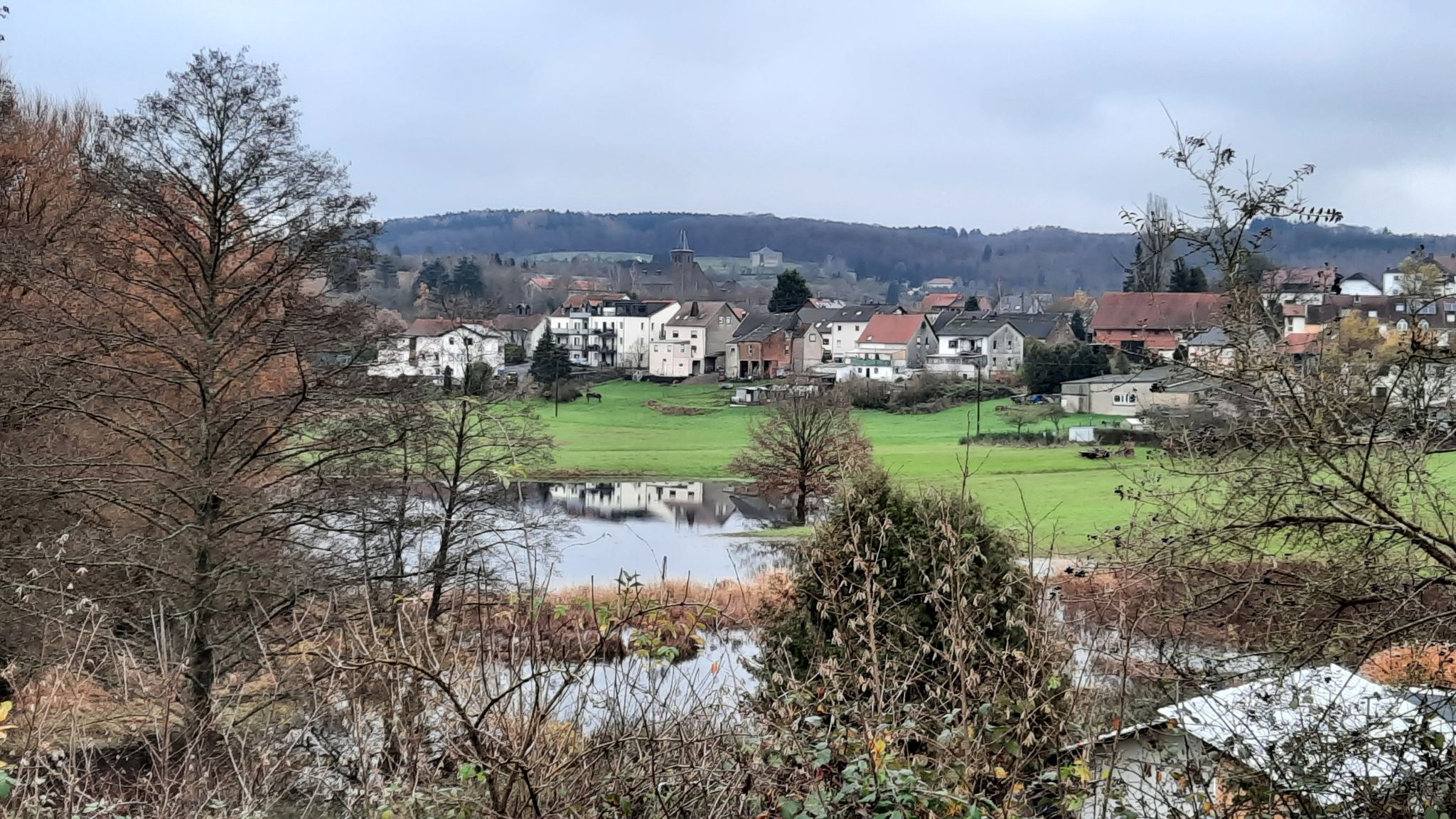 Kleine Teiche nach den letzten Niederschlägen