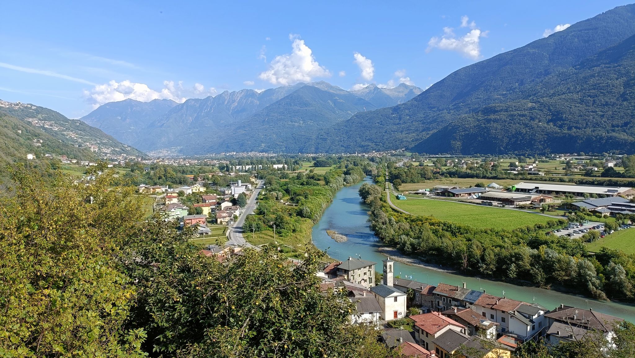 Salendo verso casa con la vista sull'Adda e sulla valle di Albaredo