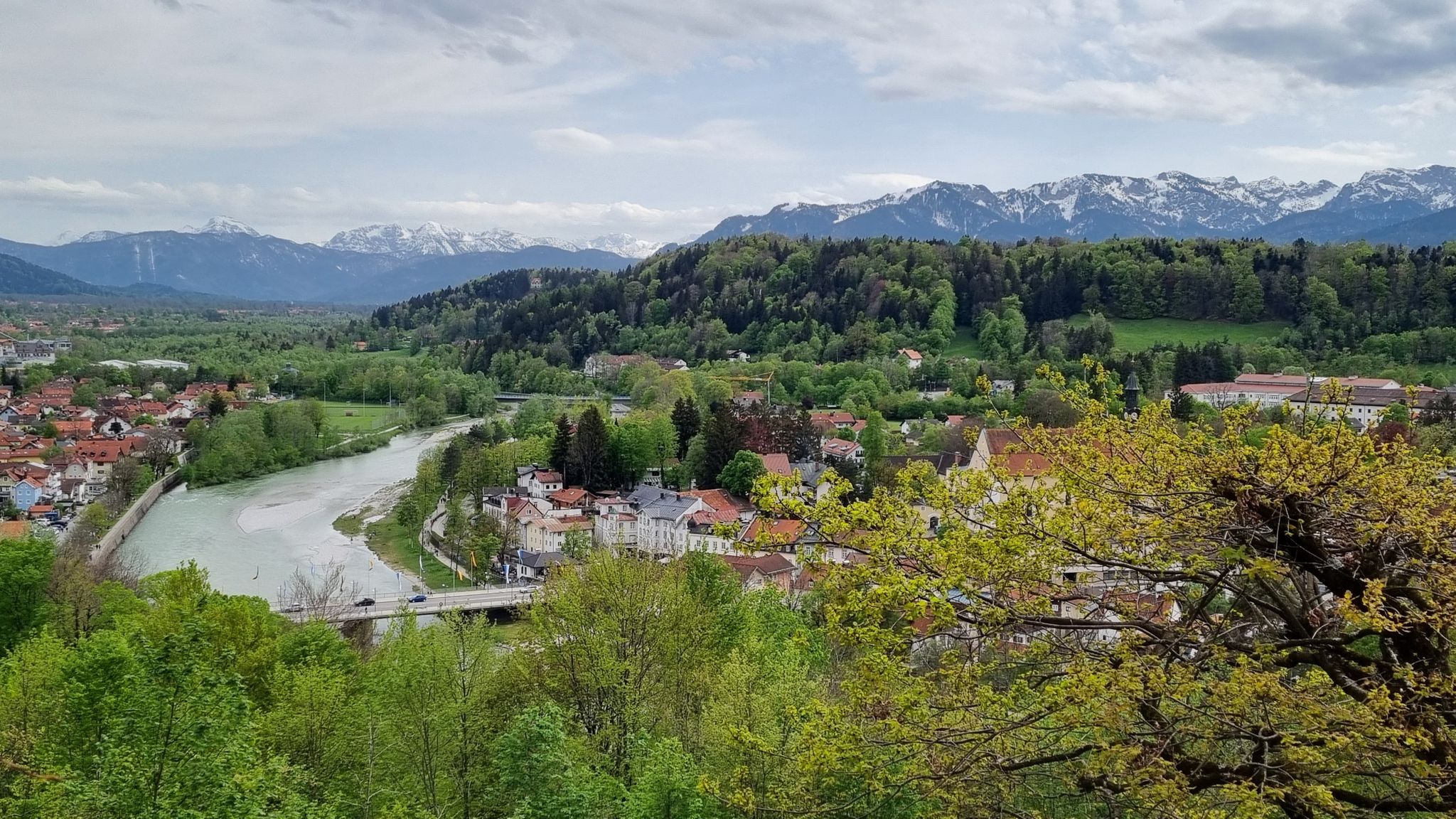 Vom Kalvarienberg phantastischer Blick über Bad Tölz in die Berge 🤩