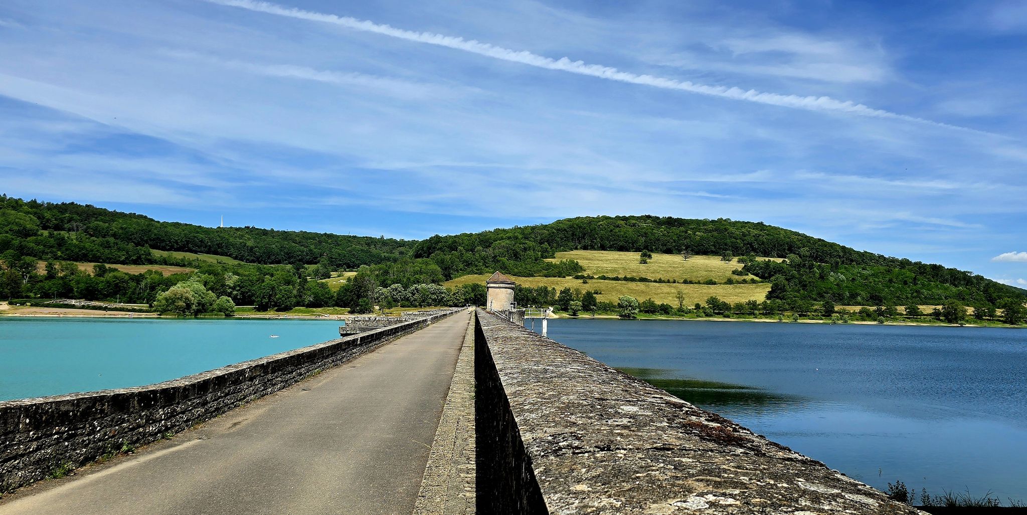Staumauer des Reservoirs Grosbois