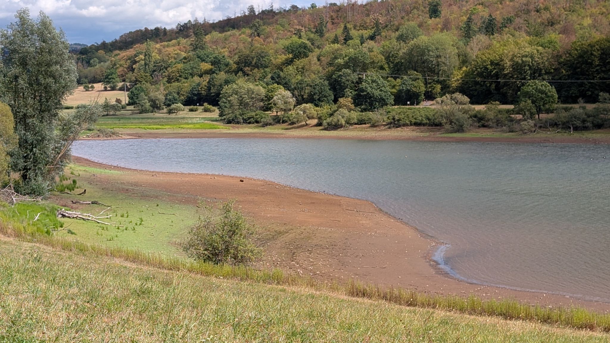 der Niddastausee hat erkennbar Niedrigwasser