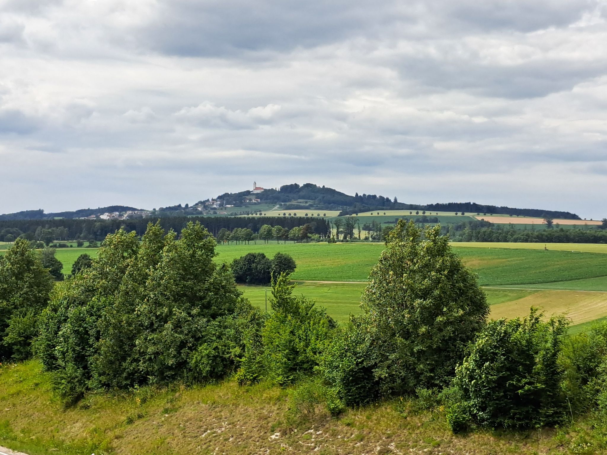 Bussen im Hintergrund