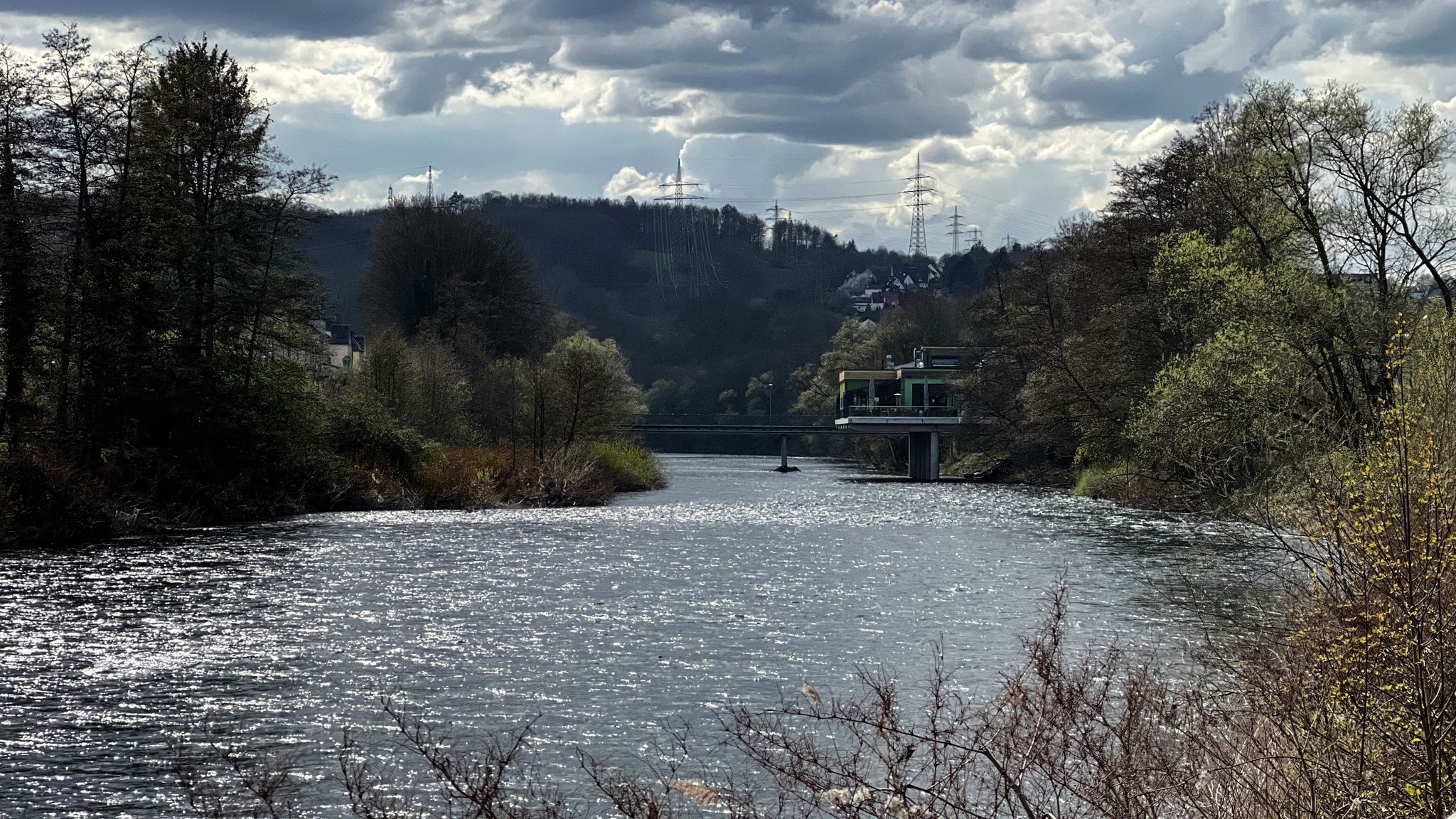 Blick über die Lenne auf das R-Cafe