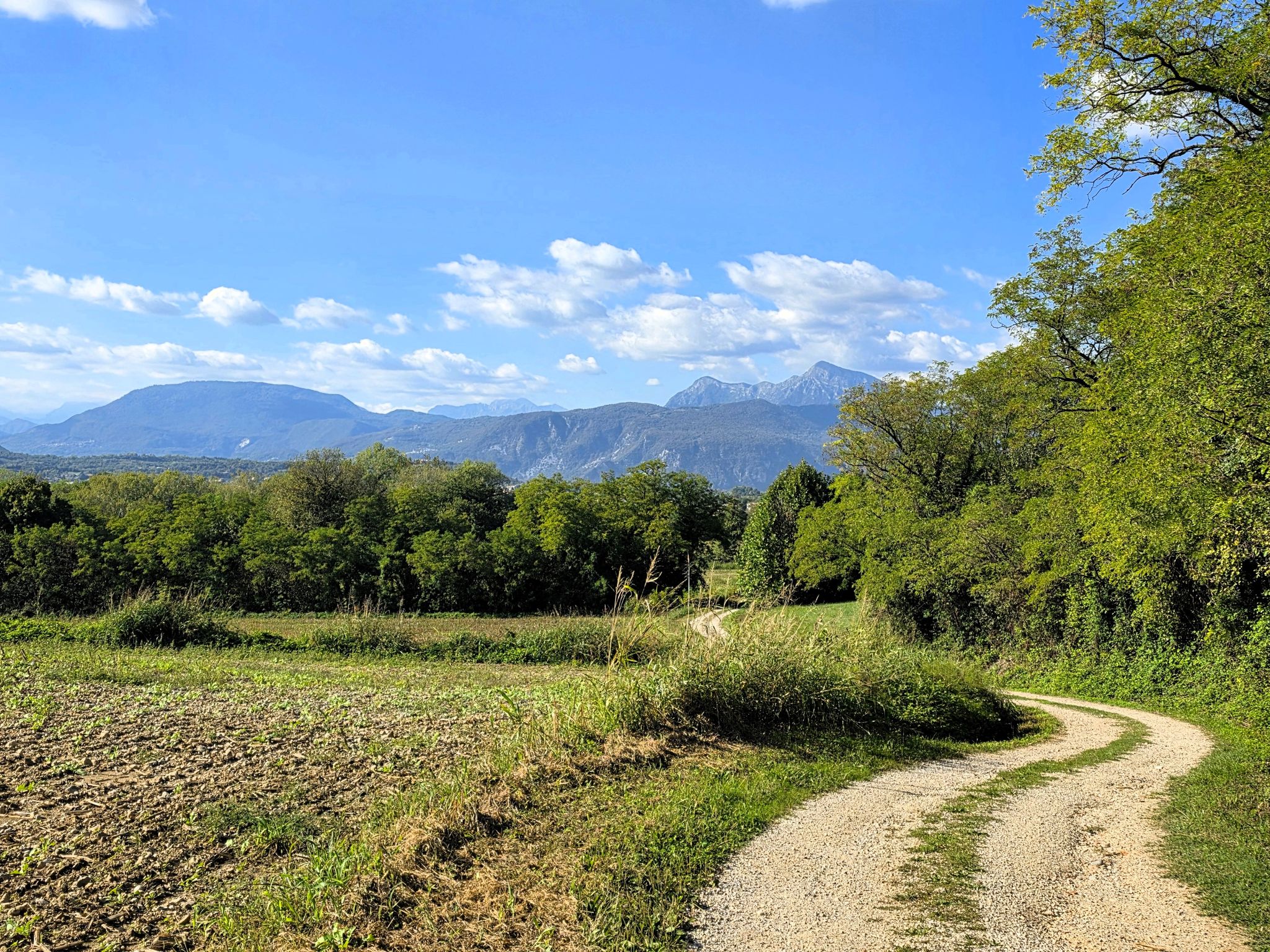 Weiter auf Schotter durch die Landschaft