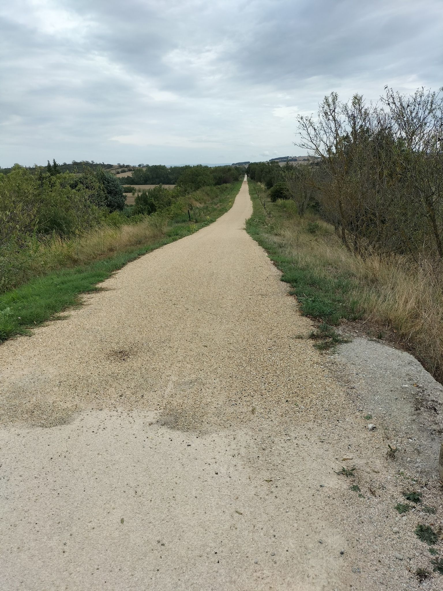 Une ligne droite à perte de vue sur la Voie Verte du côté de Belveze du Razès