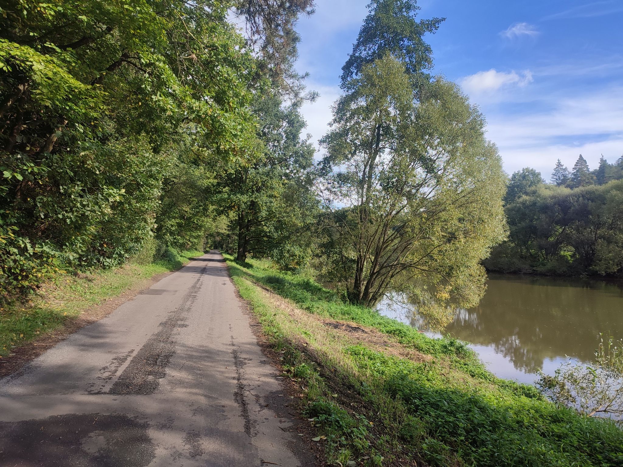 Radroute 19 entlang der Sazava, kleine Straße