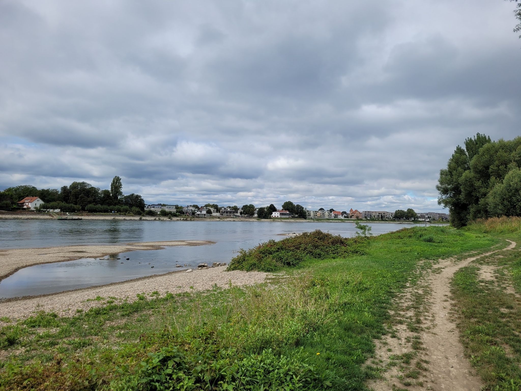 Radweg tlw. holprig, mittelmäßig zu fahren