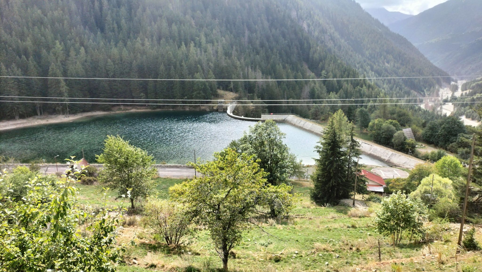Staubecken Le Boréan. Die Hütte ist gleich um die Ecke. Rechtzeitig vor dem heftigen Regen.