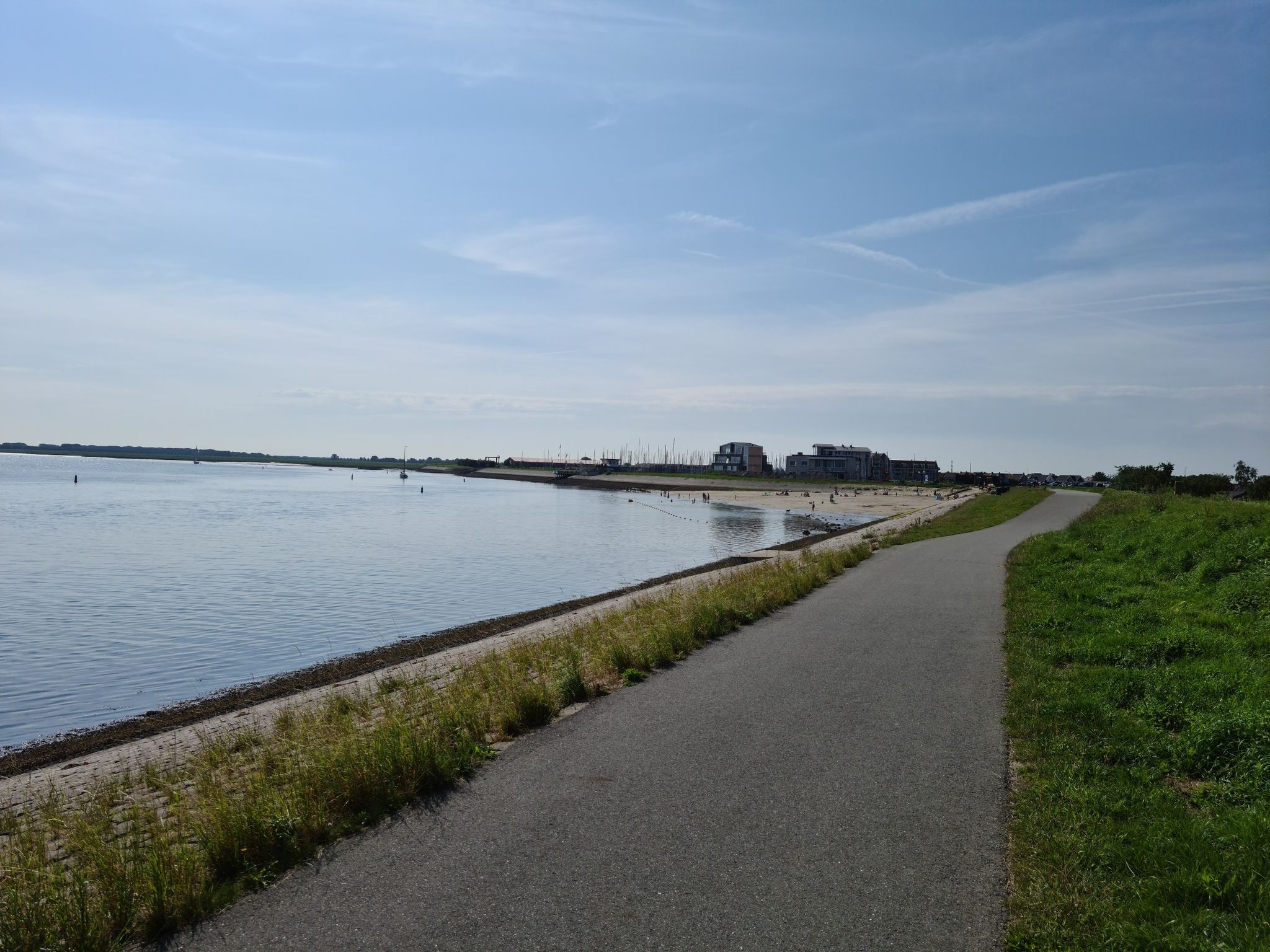 Badstrand bij de jachthaven van Sint Annaland.