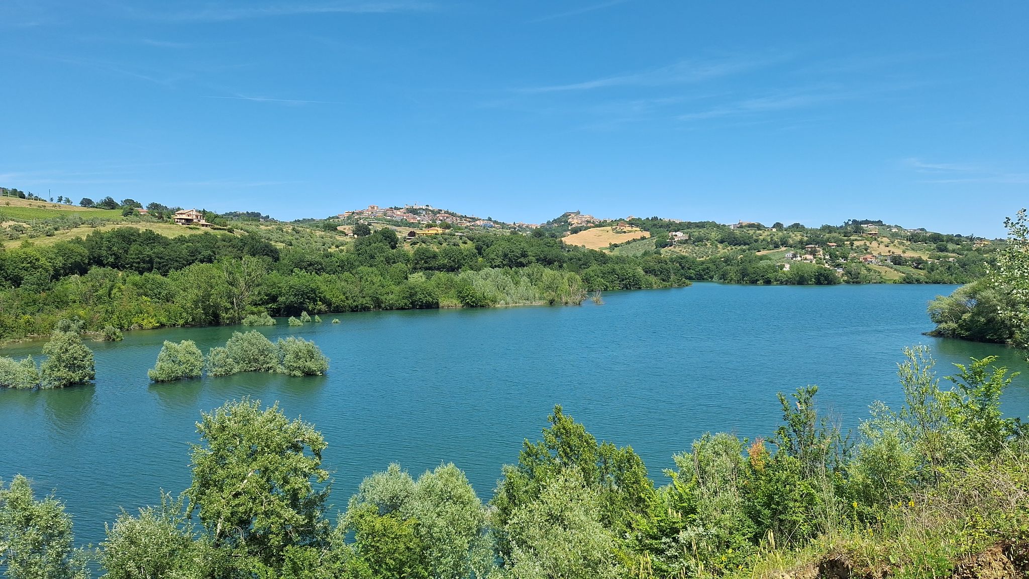 Lago di Penne met de stad Penne in de achtergrond
