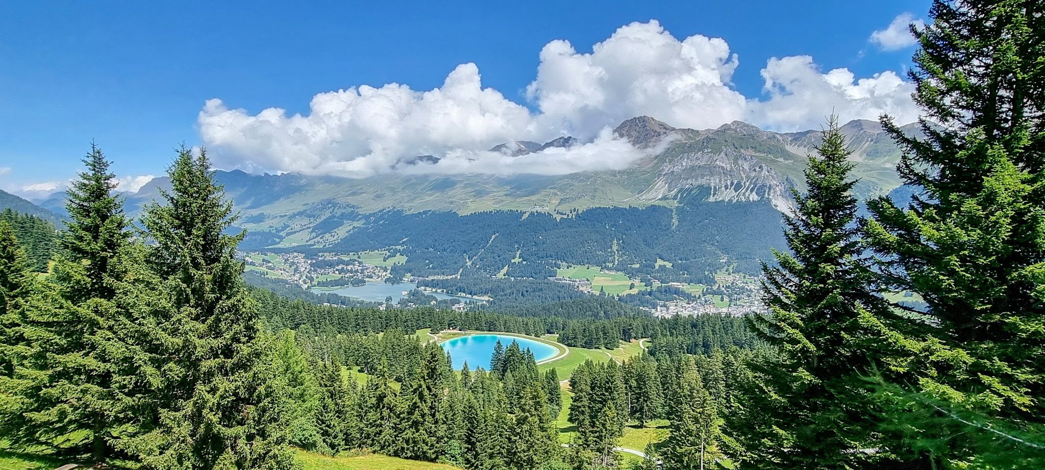 Auf der Route entlang des Globi Wanderwegs. Der türkise farbige Speichersee "Vallos"