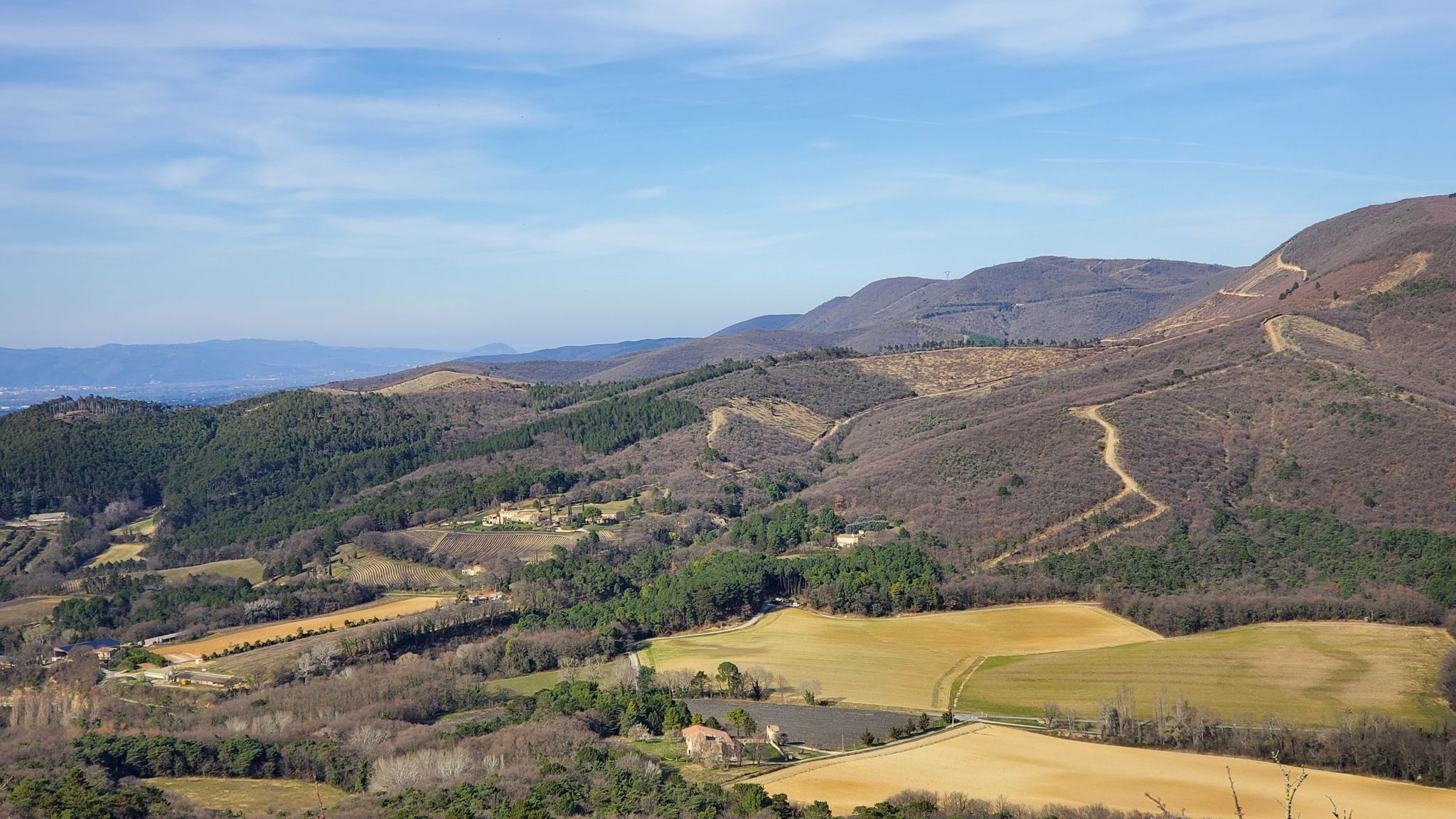 vue sur la Borne Rousse (marsanne) depuis le haut des grands abris
