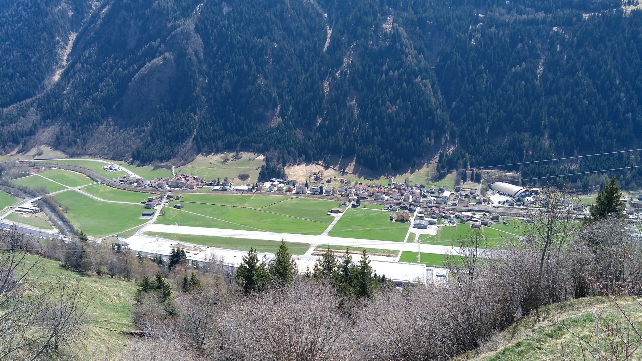 Alte und neue Eishalle in Ambri