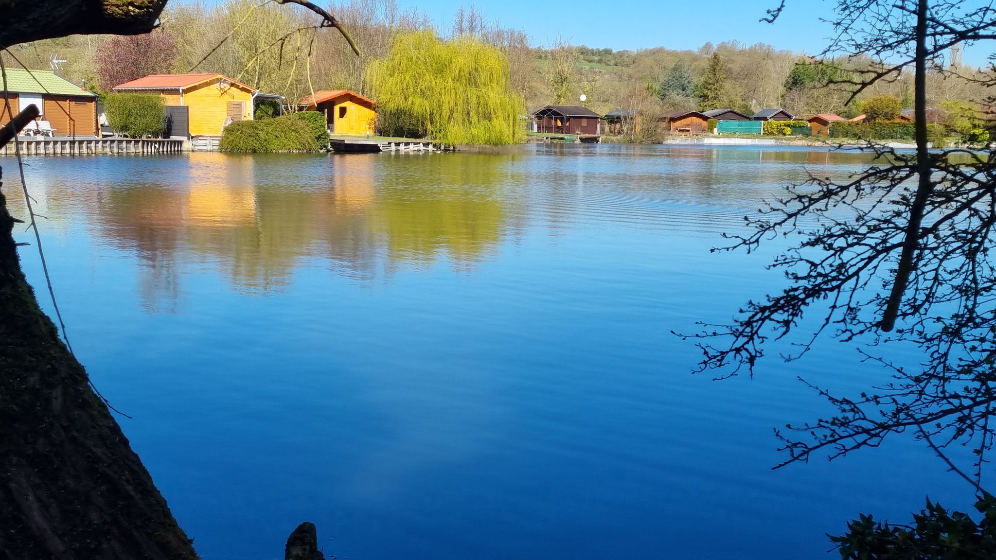 Quelques jolis cabanons pour le plaisir des pêcheurs / A few pretty little cabins for the enjoyment of fishermen