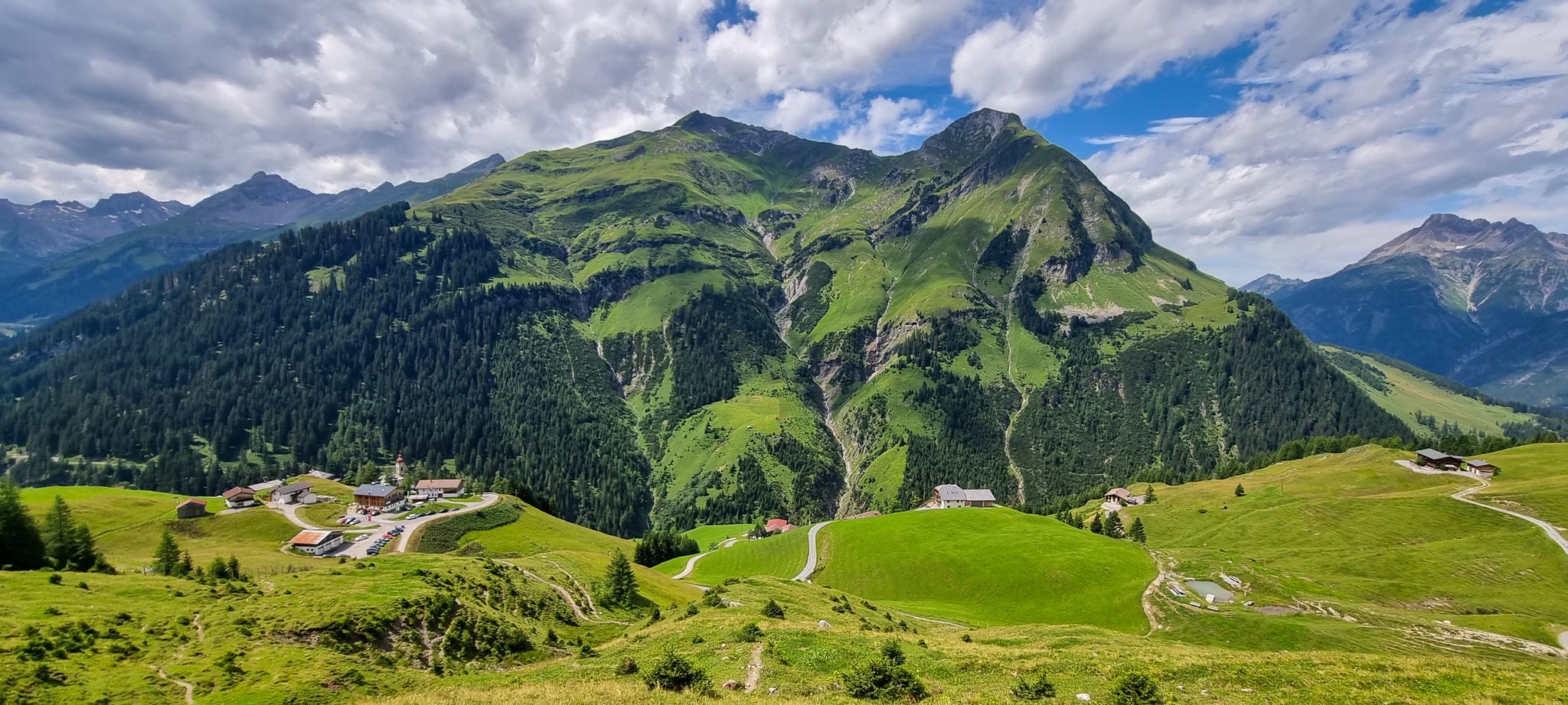 Toller Blick auf Schwarzer Kranz (mittig links) und Pimig (mittig rechts)