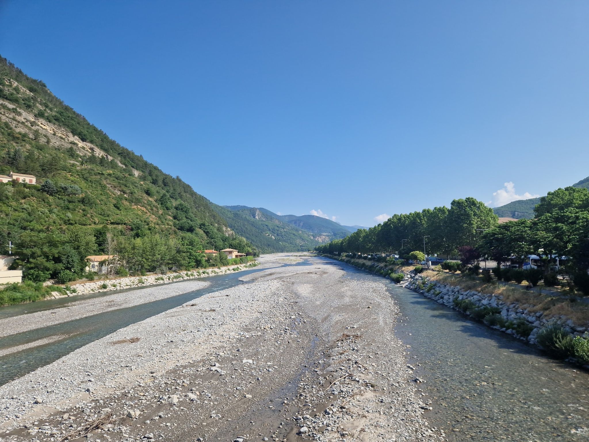 Der Fluss "La Bleone" führt kaum Wasser