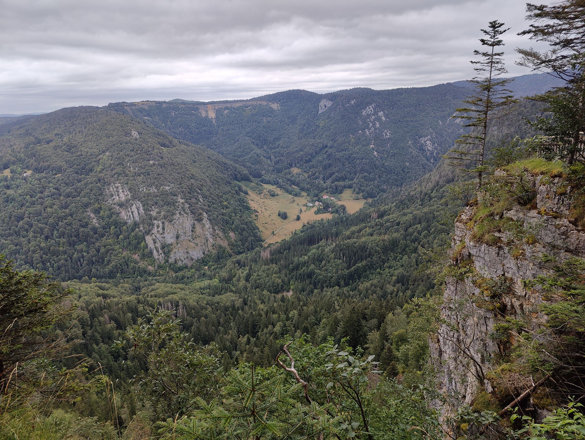 La roche Fauconnière près de Giron