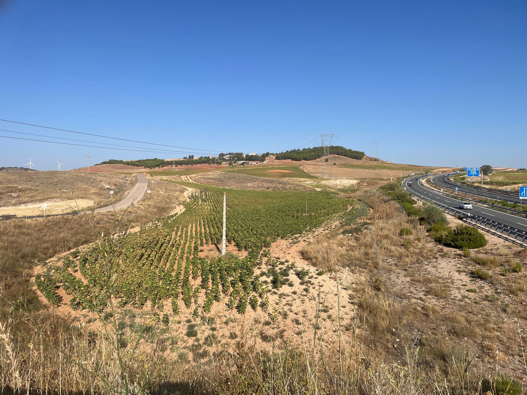 Una vez cruzado el puente sobre la A3 se ve el Castillo y a la izquierda el camino que subiremos