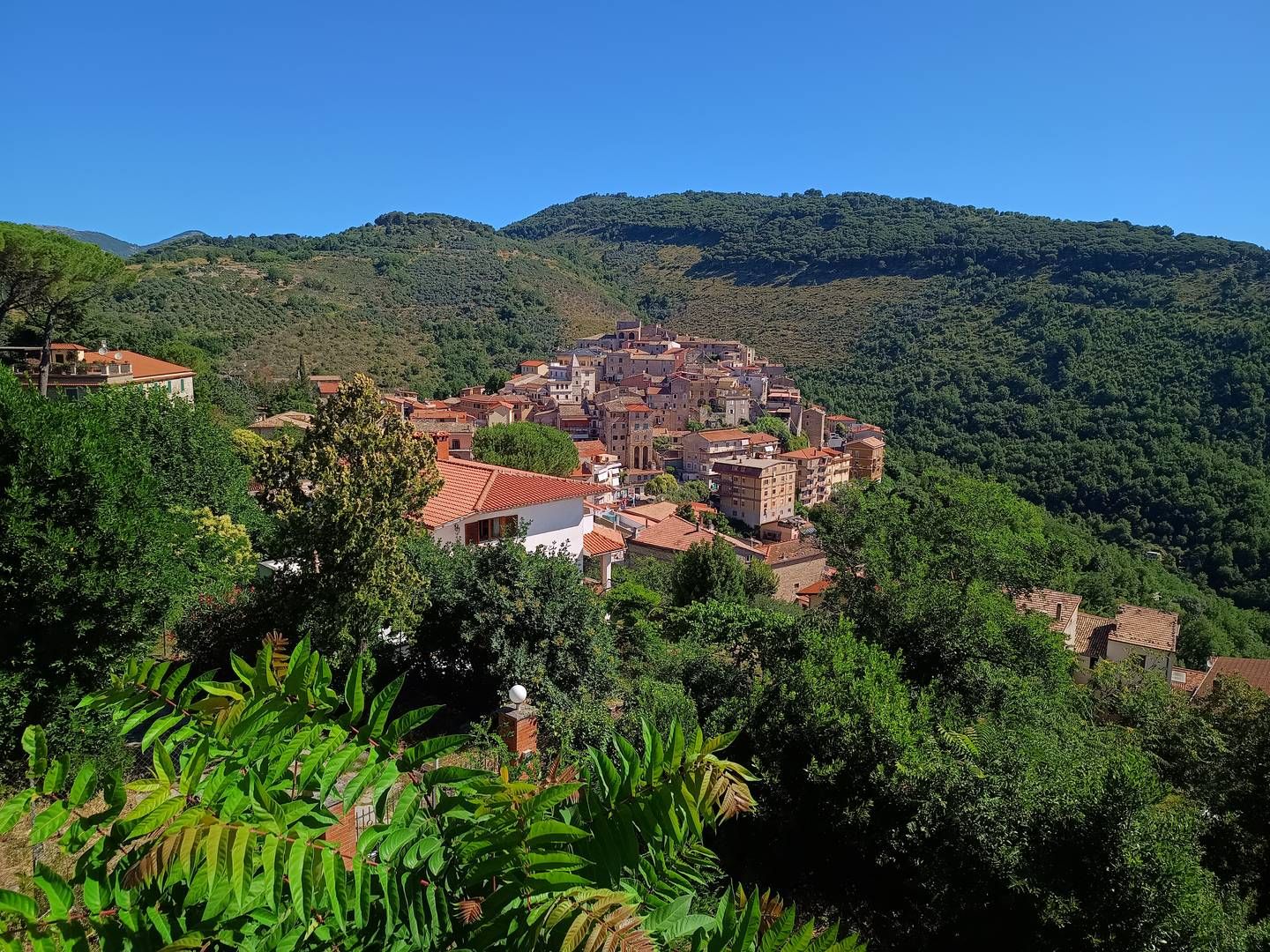 Veduta del centro di Lenola dal piazzale del Santuario della Madonna del Colle.