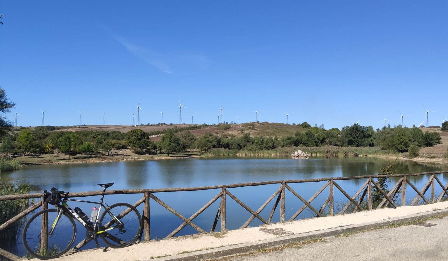 Lago San Giovanni a Mazzocca. Suggestivo specchio d'acqua immerso nel verde, punto di sosta ideale lungo l'itinerario in Val Fortore.
