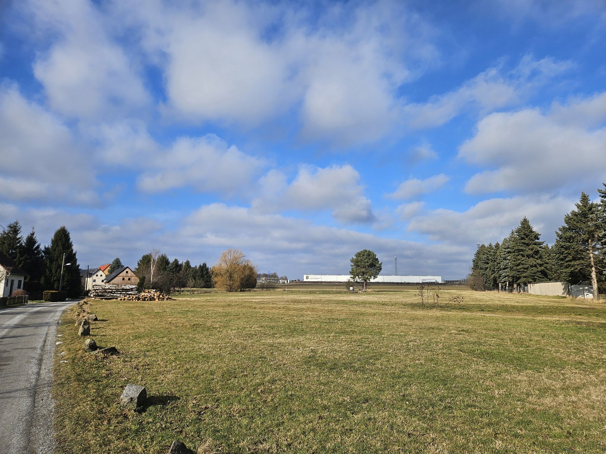 Blick zum Gewerbegebiet an der A4