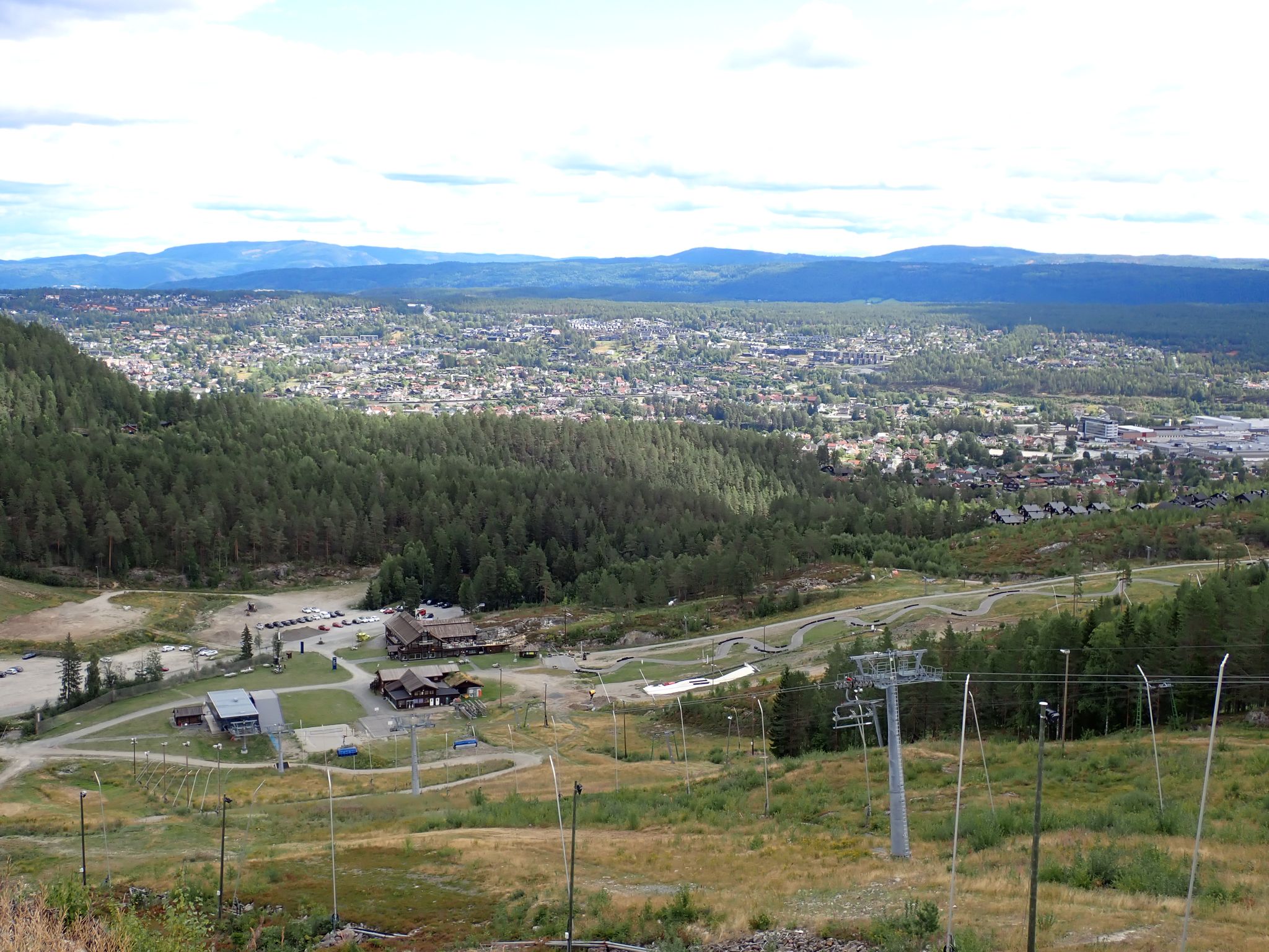 Utsikt mot Funkelia skianlegg og Kongsberg by
