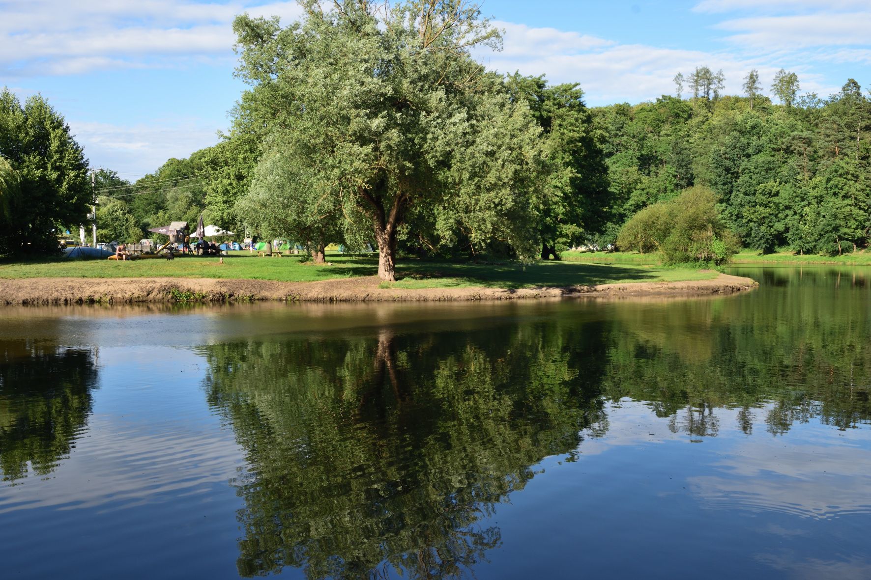Blick zum sehr schön gelegenen Wasserwanderrastplatz in Tynec n.S.