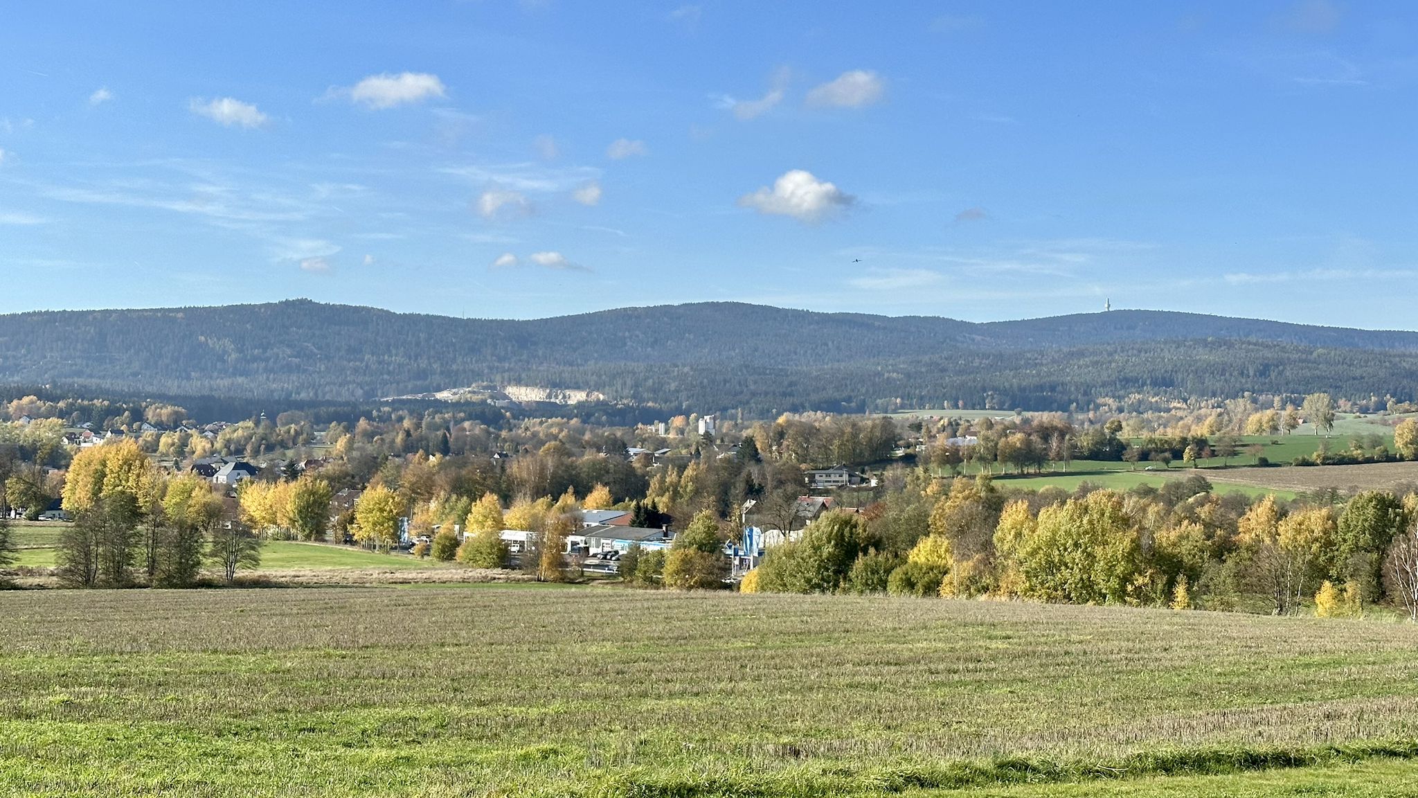 Blick über Tröstau 🏡 ins Fichtelgebirge 🌲