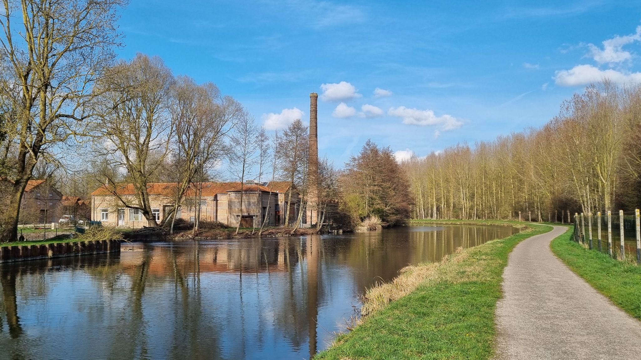 Ancienne usine au bord de la Somme / Former factory on the banks of the Somme