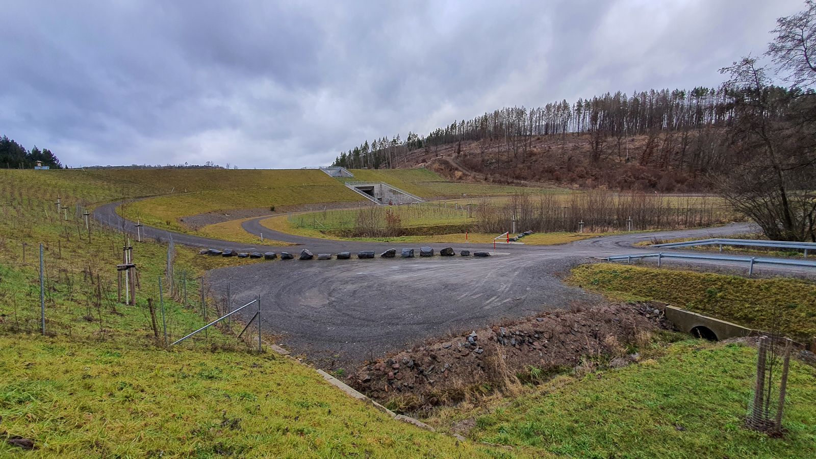 neuer Hochwasserschutzdamm